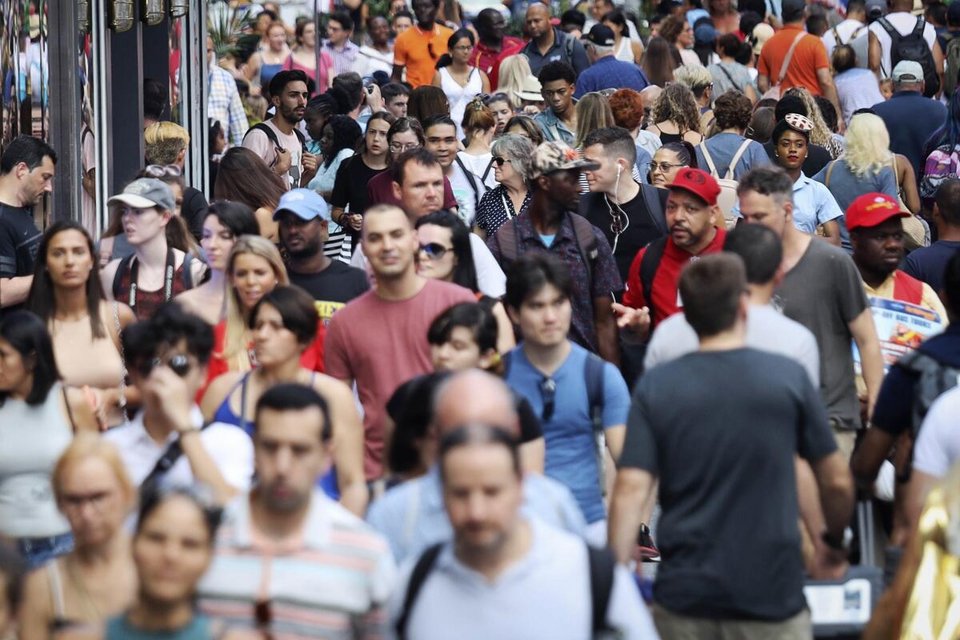 Σύμφωνα με το πιο ακραίο σενάριο του μοντέλου, ο παγκόσμιος πληθυσμός θα μπορούσε να μειωθεί ακόμη και στο μισό μέχρι το 2064, εξαιτίας της κλιματικής κατάρρευσης, της εξάντλησης πόρων, πανδημιών ή παγκόσμιων συγκρούσεων / ΑΡ