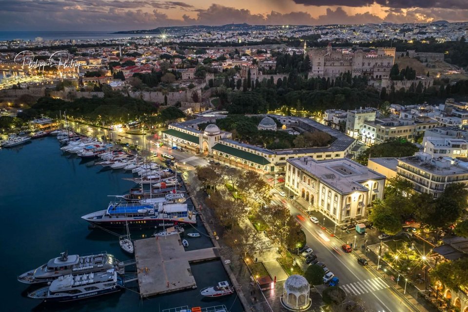 Με ισχυρές ξενοδοχειακές υποδομές, φυσική ομορφιά, ιστορικό και πολιτιστικό πλούτο, αλλά και ένα πολυδιάστατο τουριστικό προϊόν που απευθύνεται σε όλες τις ηλικίες και όλες τις αγορές, η Ρόδος εξακολουθεί να αποτελεί έναν από τους σημαντικότερους πυλώνες του ελληνικού τουρισμού 