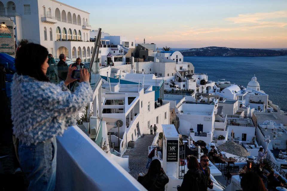 Τουρίστες στη Σαντορίνη / Φωτογραφία: Eurokinissi, Γιώργος Κονταρίνης