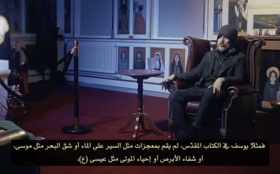 Για τους οπαδούς του, είναι ο «Qaim» ή «Mahdi», μια μορφή σωτήρα που εμφανίζεται στην ισλαμική αποκαλυπτική παράδοση. Για τους κατοίκους του Κρου όμως, είναι ο άνθρωπος πίσω από μια κοινότητα που μοιάζει όλο και περισσότερο με κλειστή αίρεση στρατιωτικού τύπου / YOUTUBE