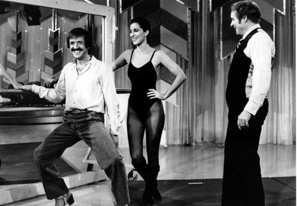 Ο Sonny Bono, αριστερά, και η πρώην σύζυγός του, Σερ, αστειεύονται μπροστά στον Μάικ Ντάγκλας κατά τη διάρκεια των γυρισμάτων του Mike Douglas Show το 1979