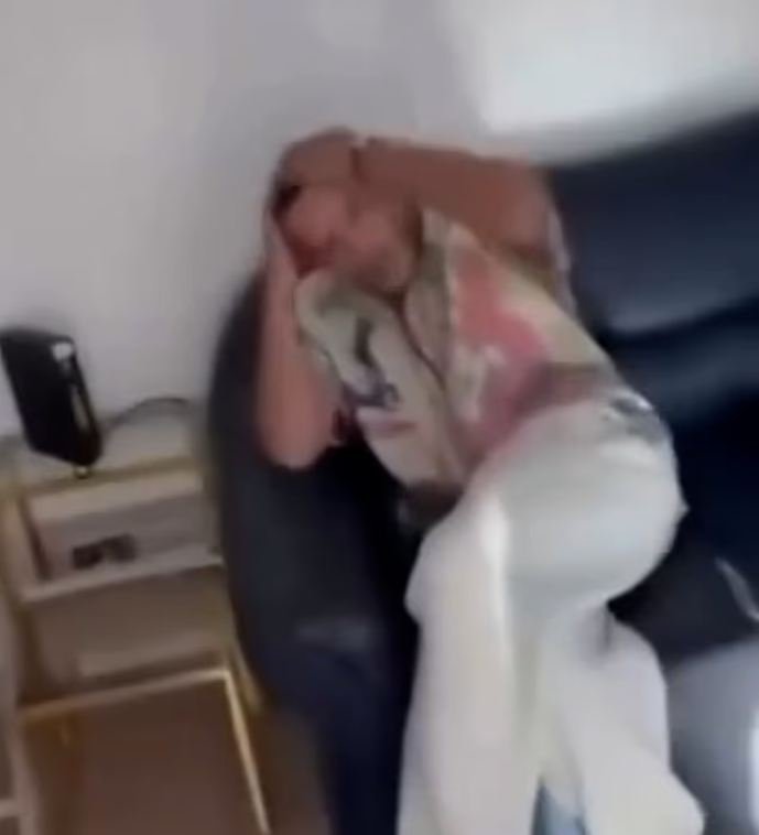 Ο στιλίστας κάθεται ατάραχος στον καναπέ του δωματίου