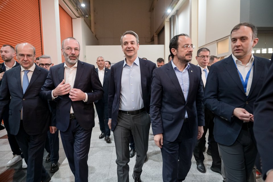 Ο Κυριάκος Μητσοτάκης, με τους Νίκο Χριστοδουλίδη και Μάνφρεντ Βέμπερ