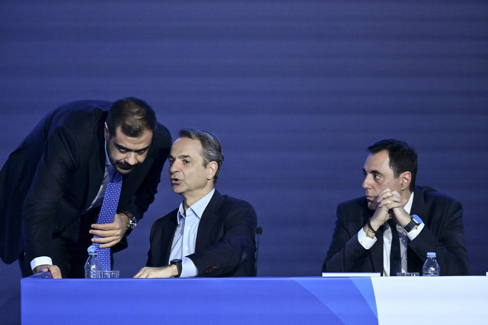 Ο Κυριάκος Μητοοτάκης συνομιλεί με τον Παύλο Μαρινάκη