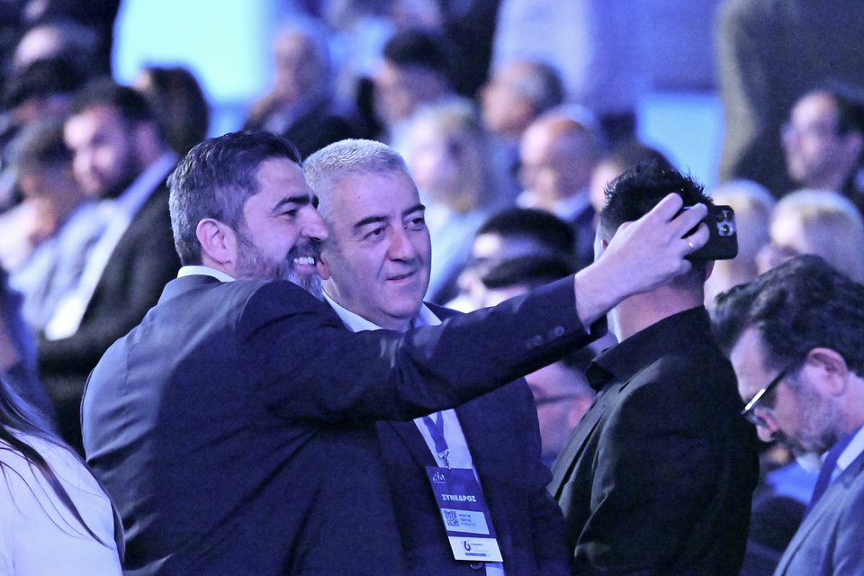 Χαμογελαστές selfie στο Συνέδριο της ΝΔ