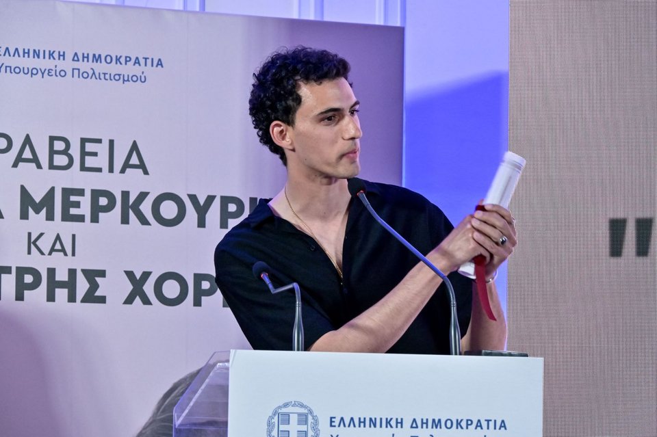 Ο Βασίλης Μπούτσικος βραβεύτηκε για τον ρόλο του Αγοριού στο έργο «Καταραμένος κόσμος» 