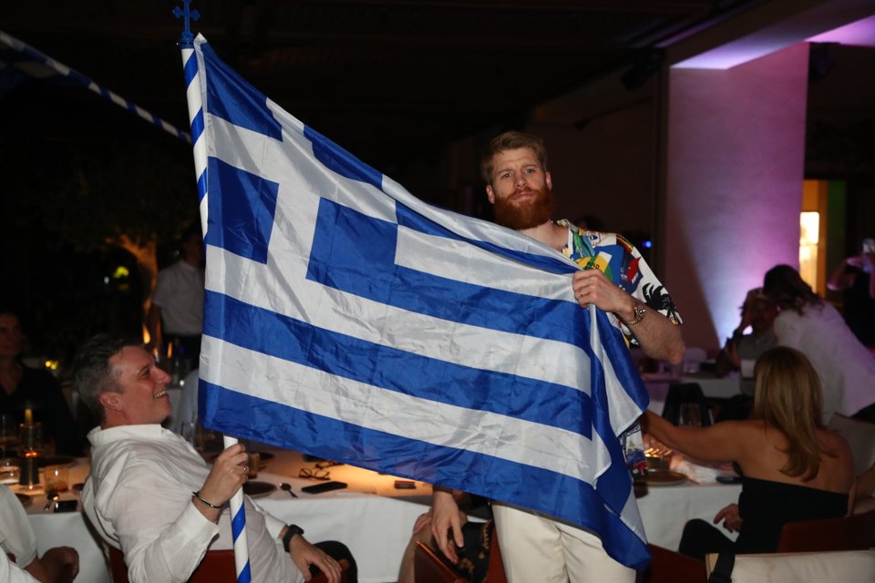 Ο Τόμας Γουόκαπ με την ελληνική σημαία στο πάρτι του Ολυμπιακού/ Φωτογραφία:  INTIME SPORTS / ΜΗΤΣΑΚΟΣ ΔΗΜΗΤΡΗΣ 