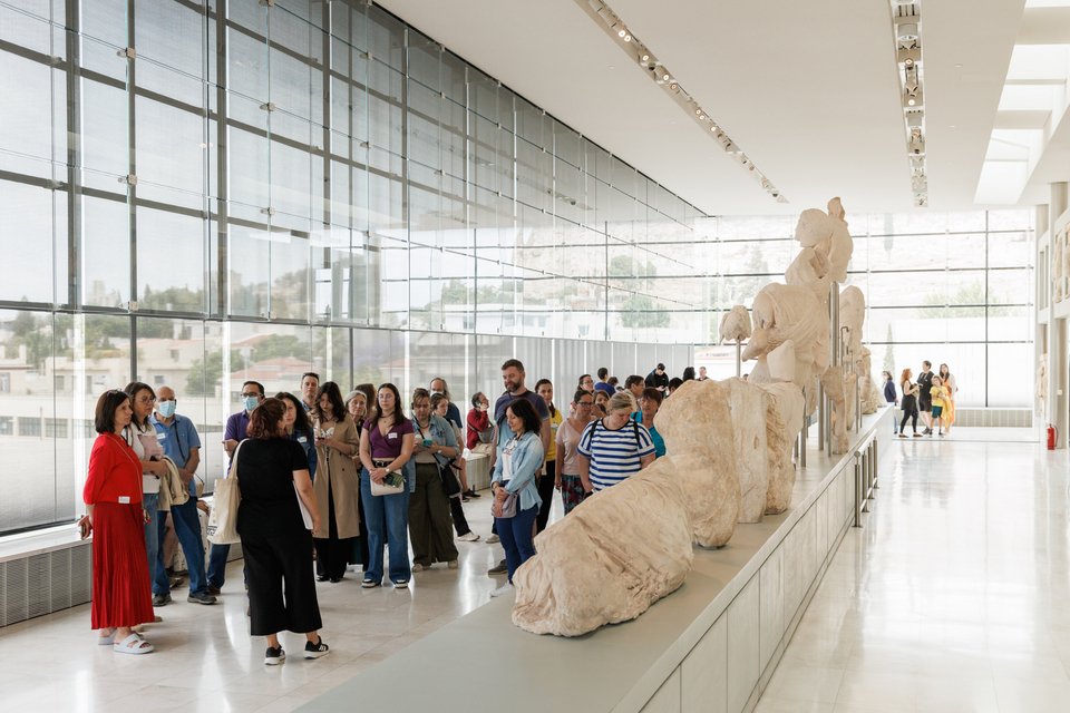 Στιγμιότυπο από παρουσίαση σε επισκέπτες στην Αίθουσα του Παρθενώνα. Φωτογραφία Νίκος Κατσαρός