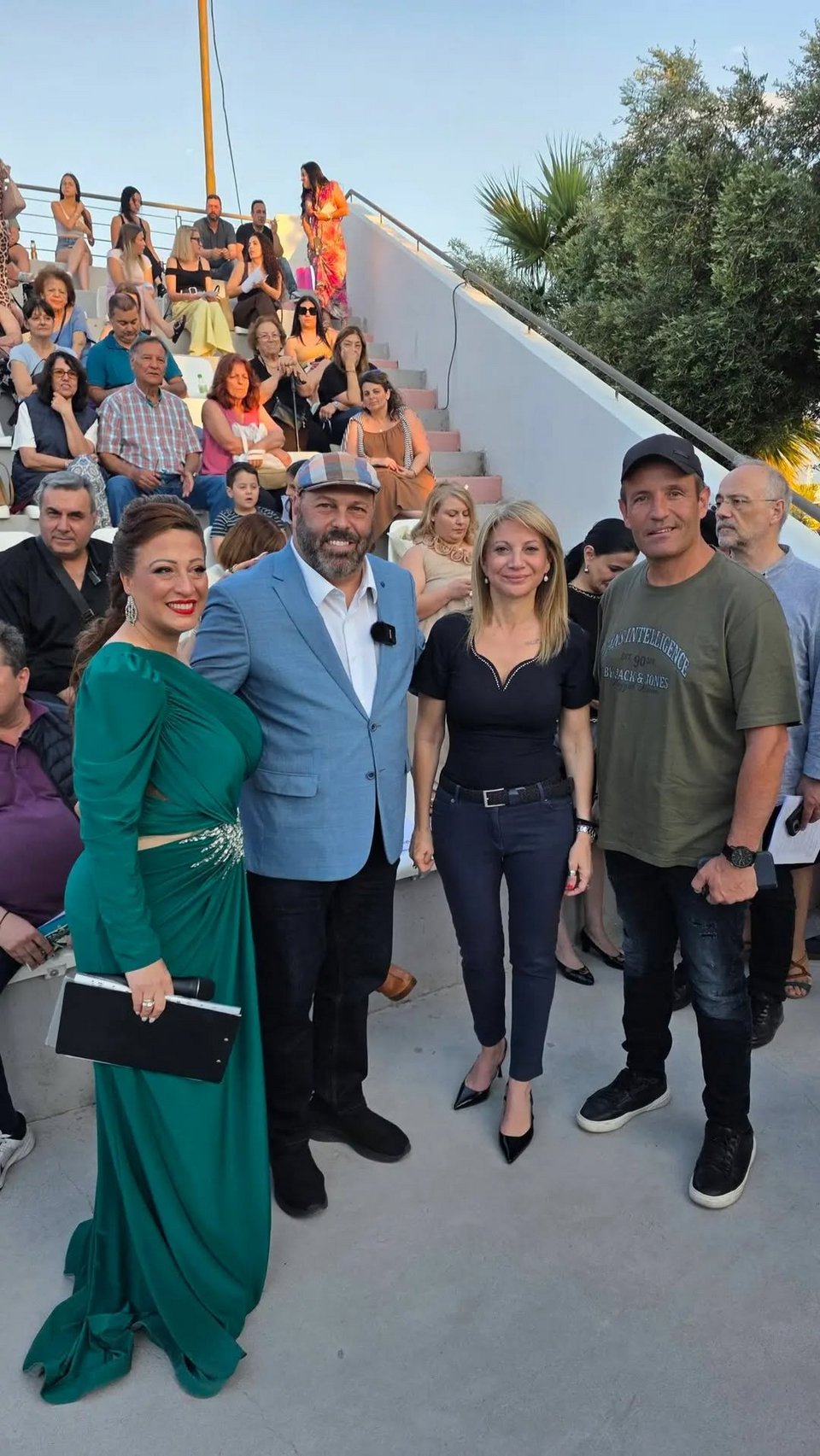 Η Ρένα Βέγκου με τη Μαρία Καρυστιανού και τον δήμαρχο Περάματος Γιάννη Λαγουδάκο