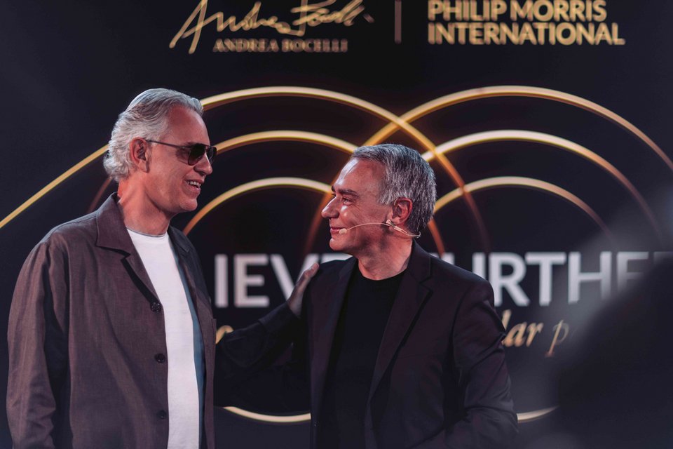Ο Andrea Bocelli και ο Massimo Andolina, President Europe της Philip Morris International