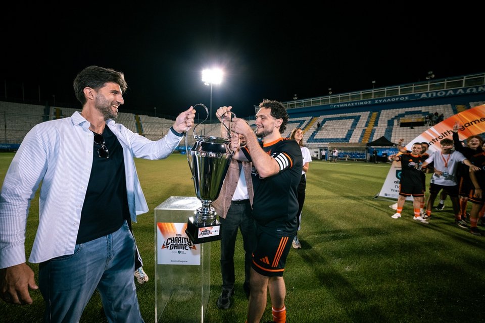 Απονομή κυπέλλου από τον Sponsorships Director της Allwyn, Γιώργο Ζούμα 