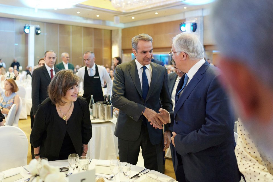 Ο ΠτΔ, Κωνσταντίνος Τασούλας, σε θερμή χειραψία με τον Κυριάκο Μητσοτάκη, υπό το βλέμμα της Κριστιάν Αμανπούρ / Φωτογραφία! Γραφείο Τύπου του Πρωθυπουργού