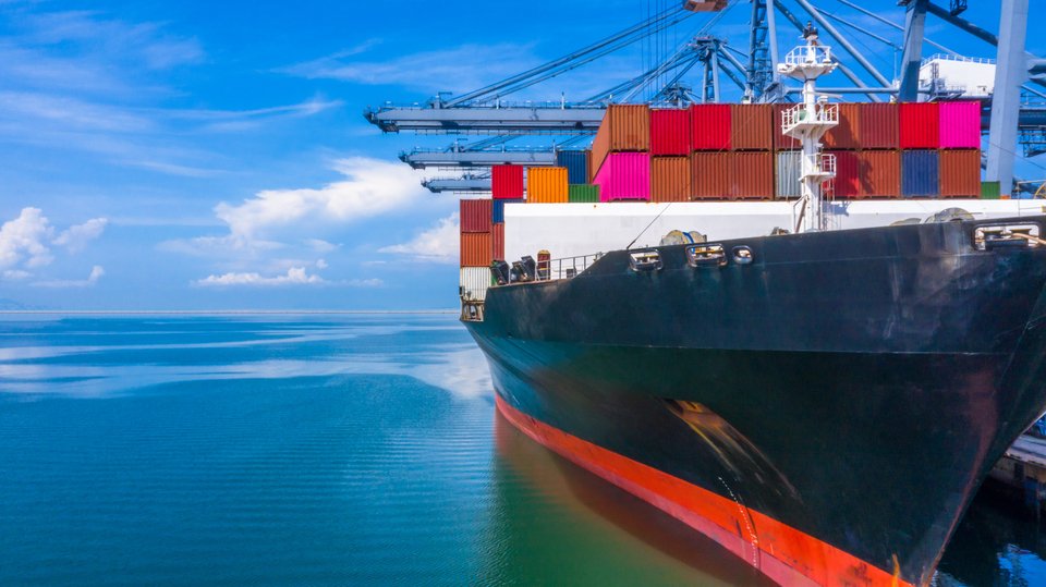 Cargo πλοίο στη θάλασσα / Φωτογραφία: 123RF