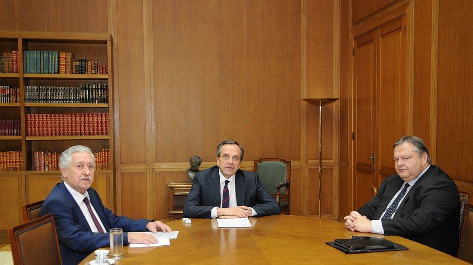 Η τρικομματική κυβέρνηση - Από αριστερά: Φώτης Κουβέλης, πρόεδρος τότε της ΔΗΜΑΡ, Αντώνης Σαμαράς, πρόεδρος ΝΔ και πρωθυπουργός, Ευάγγελος Βενιζέλος, πρόεδρος του ΠΑΣΟΚ / Φωτογραφία: Eurokinissi-ΓΟΥΛΙΕΛΜΟΣ ΑΝΤΩΝΙΟΥ 