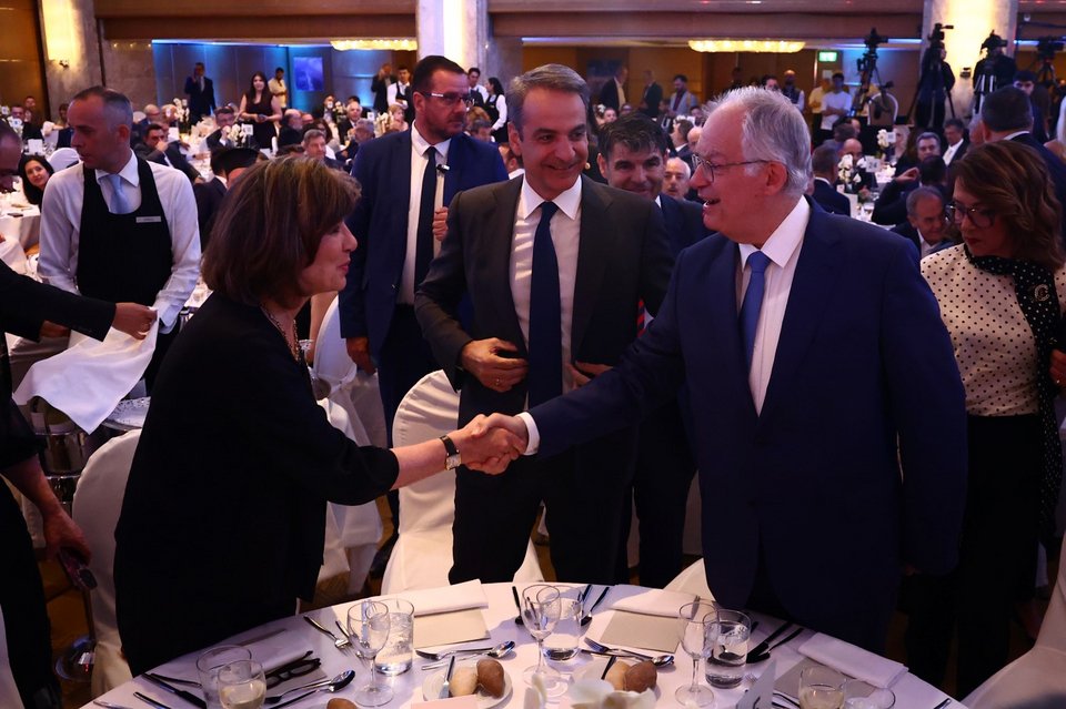 Χειραψία Κριστιάν Αμανπούρ με Κωνσταντίνο Τασούλα