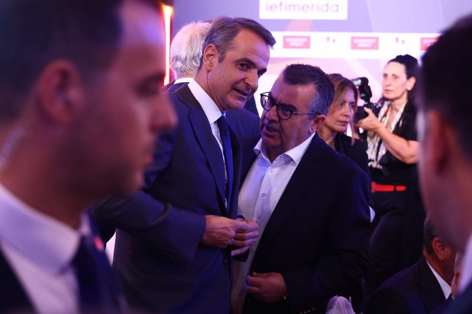 Ο πρωθυπουργός μαζί με τον εκδότη και διευθύνοντα σύμβουλο του iefimerida, Γιάννη Κουρτάκη