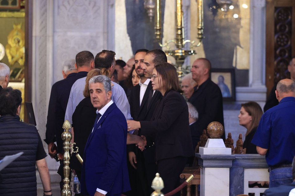 Συγγενείς και φίλοι αποχαιρετούν τον Νίκο Ταγαρά