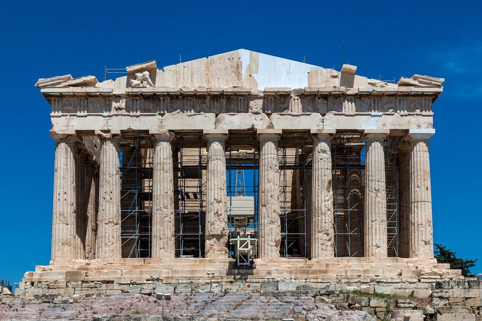 Η αποκατάσταση που ολοκληρώθηκε τα τελευταία χρόνια επιδίωξε να επαναφέρει την αρχιτεκτονική συνοχή του δυτικού αετώματος χωρίς να αλλοιώσει τον αυθεντικό χαρακτήρα του μνημείου / ΥΠ.ΠΟ.