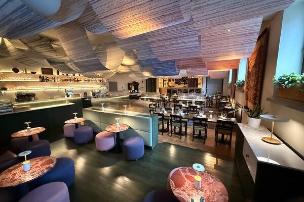 Στο Ελσίνκι, το Finlandia Bistro της ομάδας Fyra αποδεικνύει ότι η διακριτική κομψότητα μπορεί να είναι εξίσου ισχυρή με τη θεαματικότητα