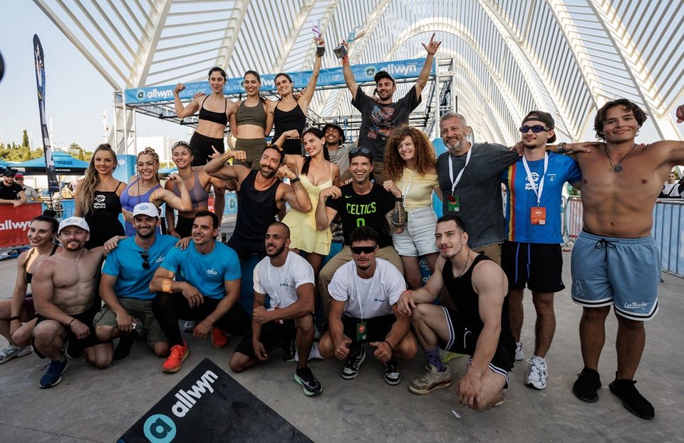 Οι συμμετέχοντες στους τελικούς του Allwyn Fitness Challenge (Ninja Warrior) με την ομάδα της Allwyn και τους Σάκη Τανιμανίδη και Χριστίνα Μπόμπα 