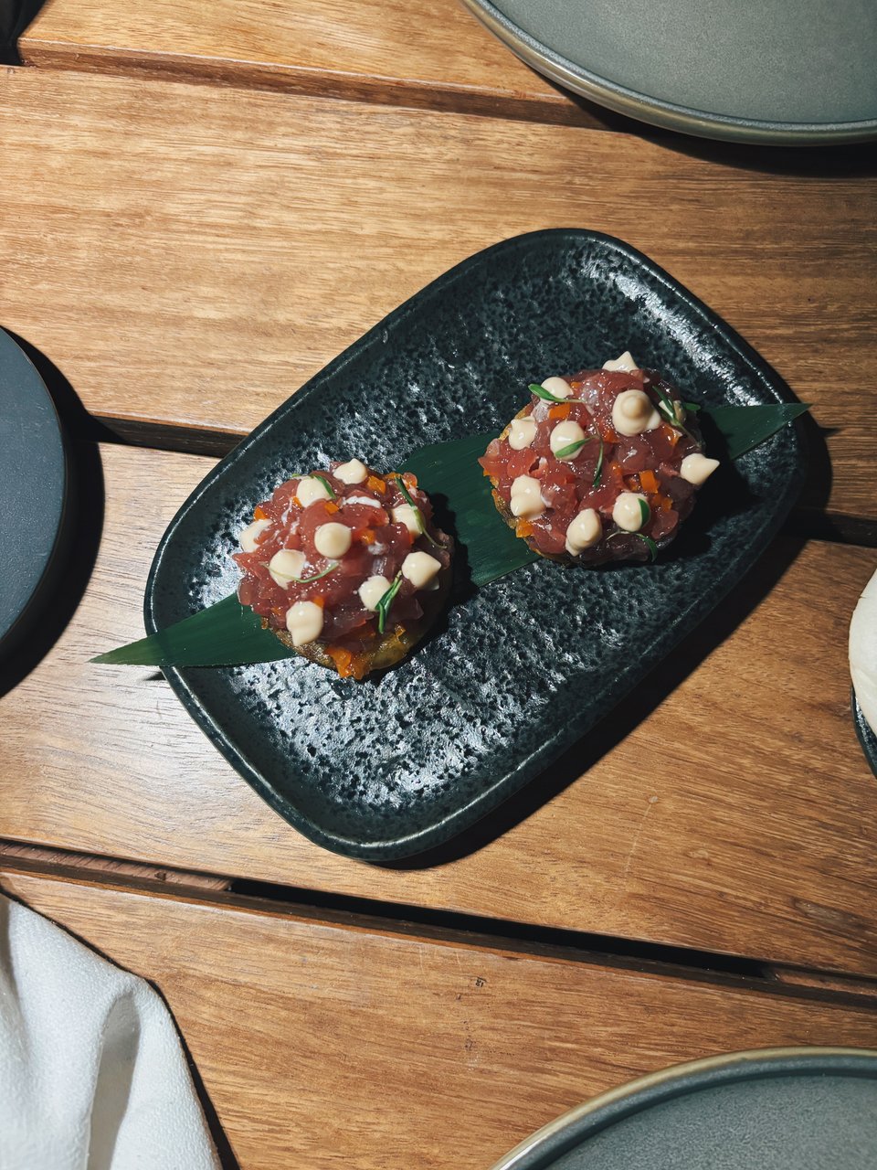 Ένα από τα bites με ταρτάρ του νέου mini menu που συνοδεύουν τα κοκτέιλ / Φωτογραφία: Μάνος Λειβαδάρος/iefimerida.gr 