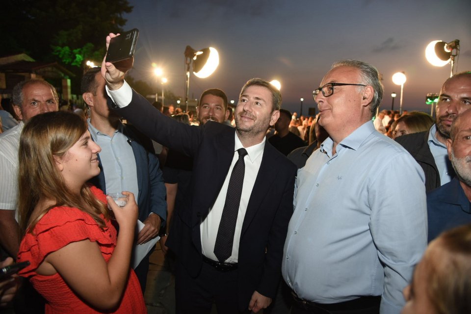 Ο Νίκος Ανδρουλάκης με φίλους του ΠΑΣΟΚ στην εκδήλωση στο Καλέντζι Αχαΐας για τα 30 χρόνια από τον θάνατο του Ανδρέα Παπανδρέου / Eurokinissi