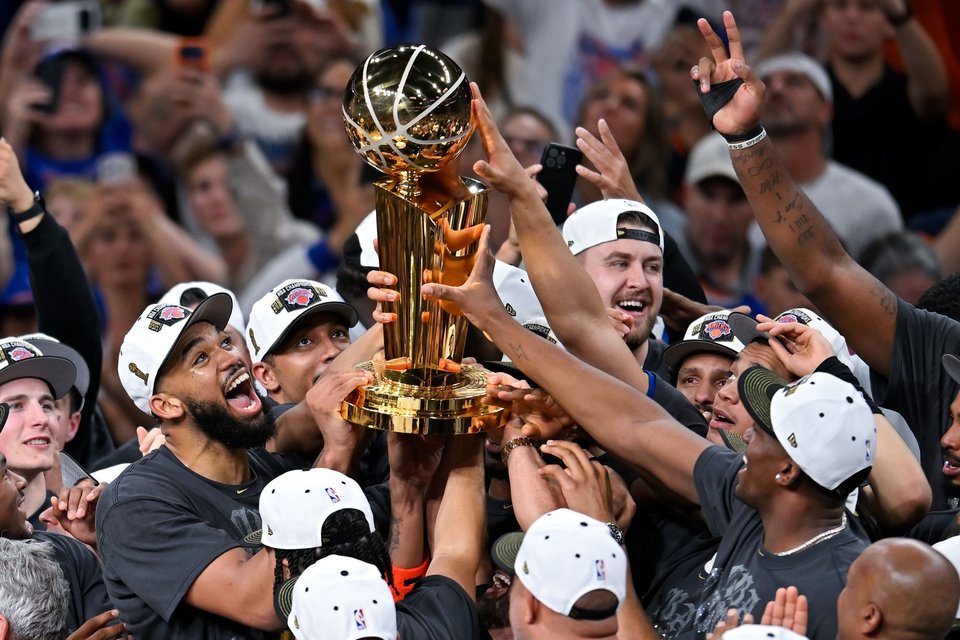 Οι Νιου Γιορκ Νικς (New York Knicks) κατέκτησαν το τρίτο πρωτάθλημα της ιστορίας τους, με νίκη 94-90 επί των Σαν Αντόνιο Σπερς, του Τέξας