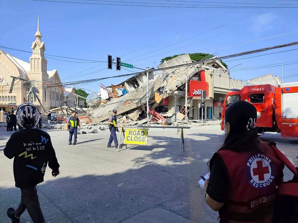 Ισχυρός σεισμός 7.8 Ρίχτερ σημειώθηκε σήμερα στις Φιλιππίνες - ΑΡ