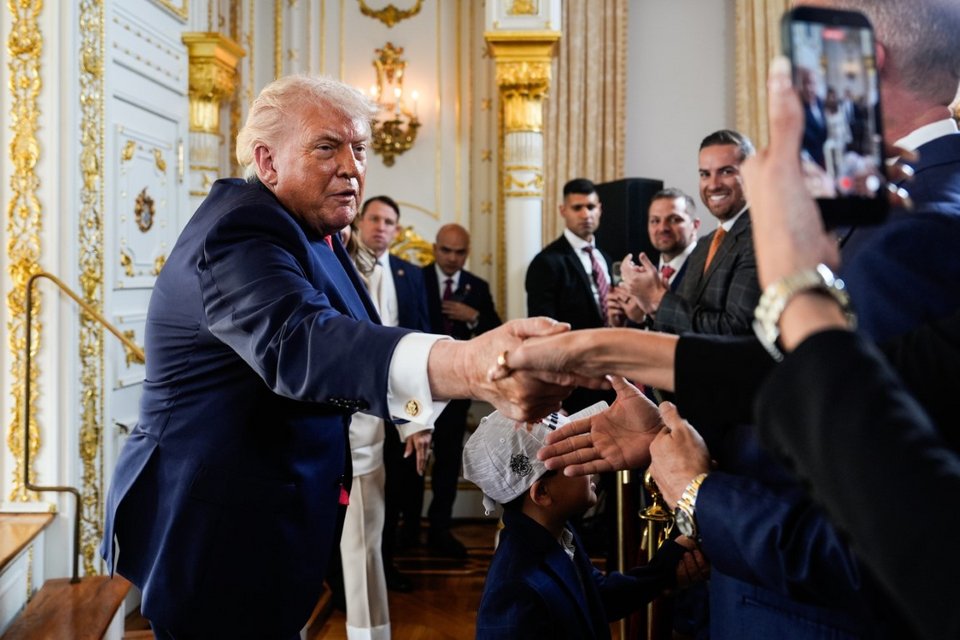 O Aμερικάνος πρόεδρος σε πρόσφατη τελετή χαιρετά τους παρευρισκόμενους