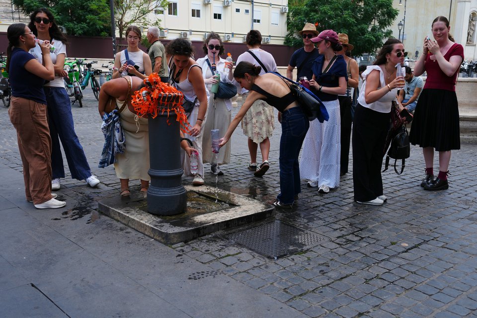  Άνθρωποι δροσίζονται σε ένα σιντριβάνι στη Ρώμη / Φωτογραφία AP Alessandra Tarantino