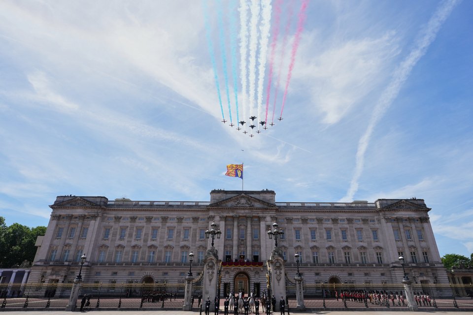 Μαχητικά της RAF πέταξαν στις13 Ιουνίου 2026 πάνω από τα ανάκτορα του Μπάκιγχαμ στο πλαίσιο των ετήσιων εορτασμών Trooping the Colour για τα γενέθλια του βασιλιά Καρόλου Γ΄