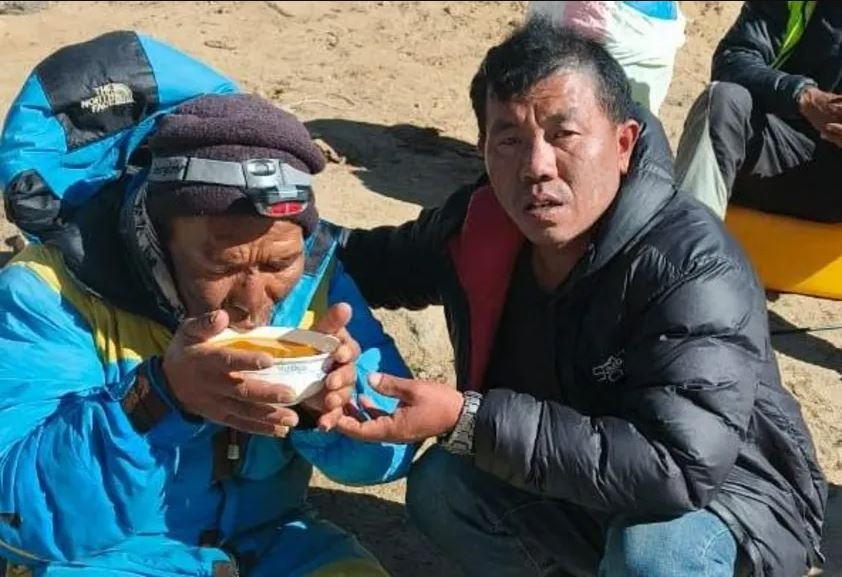 Η στιγμή που ο σέρπα διασώζεται από μέλη της  Sagarmatha Pollution Control Committee (SPCC) 