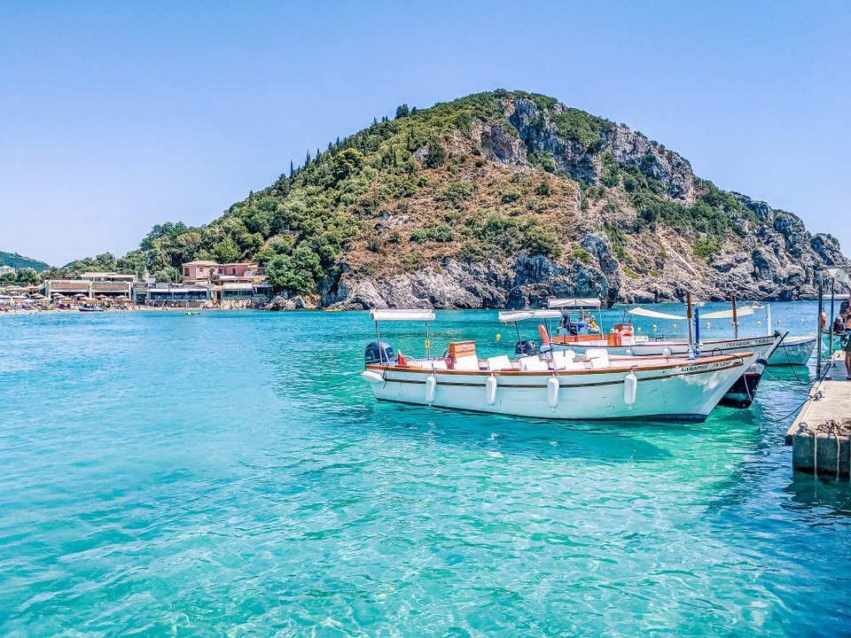 Στη συνολική κατάταξη των 50 νησιών, η Ελλάδα κυριαρχεί αριθμητικά. Η Κέρκυρα βρίσκεται στη 12η θέση, η Λέσβος στη 13η, η Σάμος στη 14η, η Πάρος στη 15η, η Νάξος στη 16η, η Χίος στη 17η, η Σαντορίνη στη 18η και η Ζάκυνθος στη 19η / ALAMY