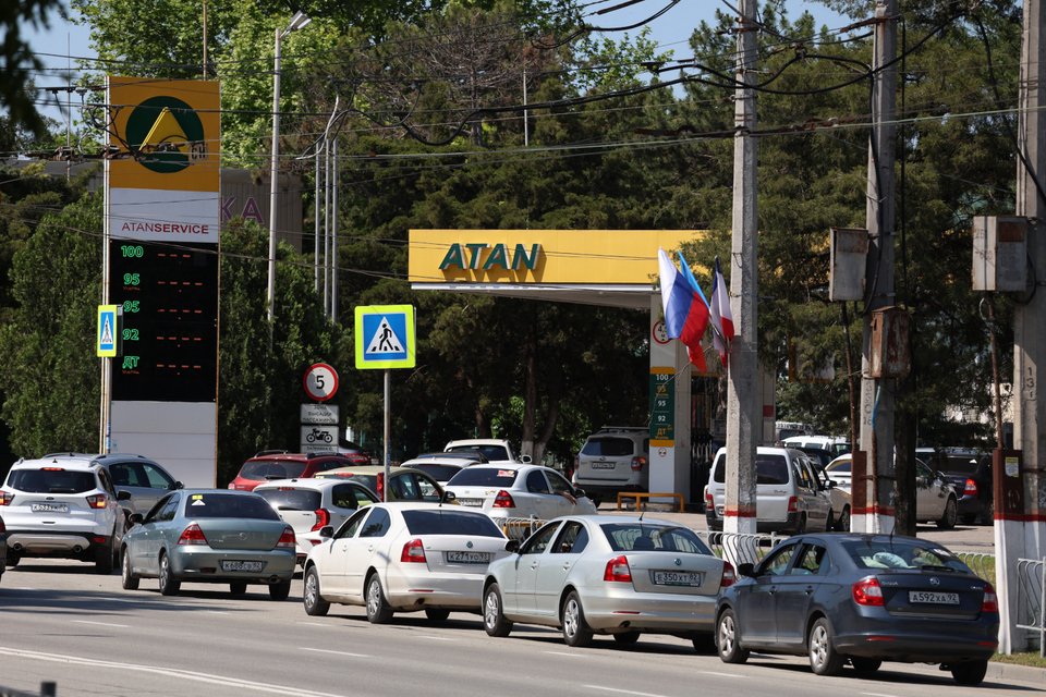 Ουρές σε πρατήρια καυσίμων στην Κριμαία / AP