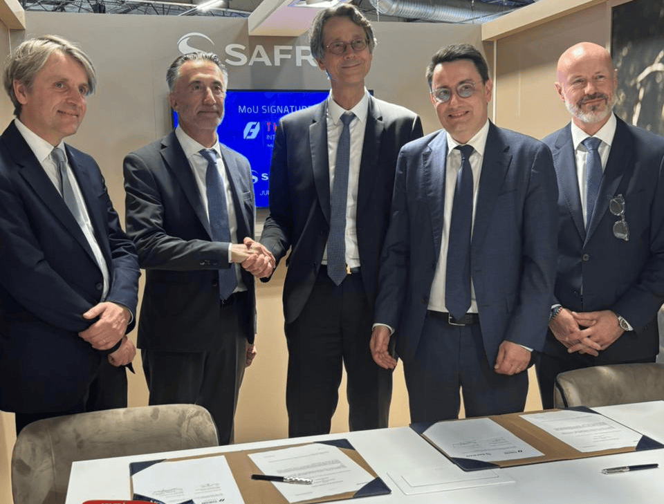   Από αριστερά: Franck Saudo, CEO of Safran Electronics &amp; Defense, Κρίστιαν Χατζημηνάς, Ιδρυτήςκαι CEO της THEON, Olivier Andriès, CEO της Safran, Alexandre Ziegler,&nbsp;Executive Vice President, Head of Defense Division στη Safran Electronics &amp; Defense, Philippe Mennicken, Deputy CEO &amp; Business Development Director THEON International, κατά την υπογραφή της συμφωνίας. 