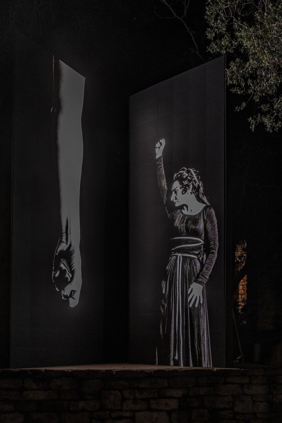 Το installation με τη Μαρία Κάλλας, από την έκθεση «Σημείο Κάλλας» σε επιμέλεια του Διονύση Φωτόπουλου, με τα βίντεο του Παντελή Μάκκα / Φωτογραφία:  Α. Simopoulos
