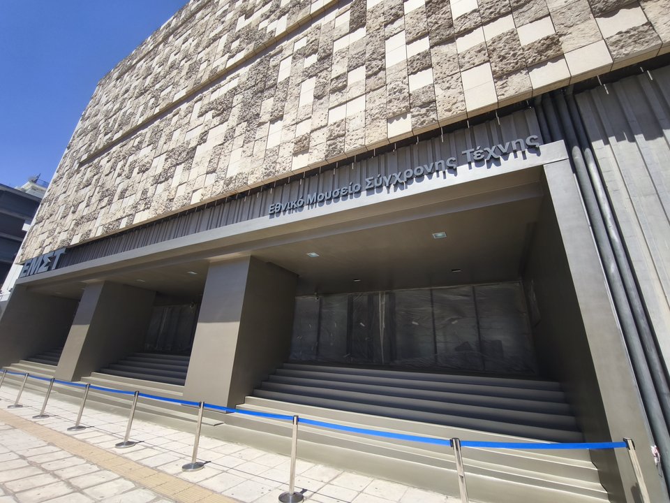 Το νέο χρώμα στην είσοδο που σύντομα θα παραδοθεί ξανά στο κοινό. Η φωτογραφία από τη φάση των εργασιών / iefimerida