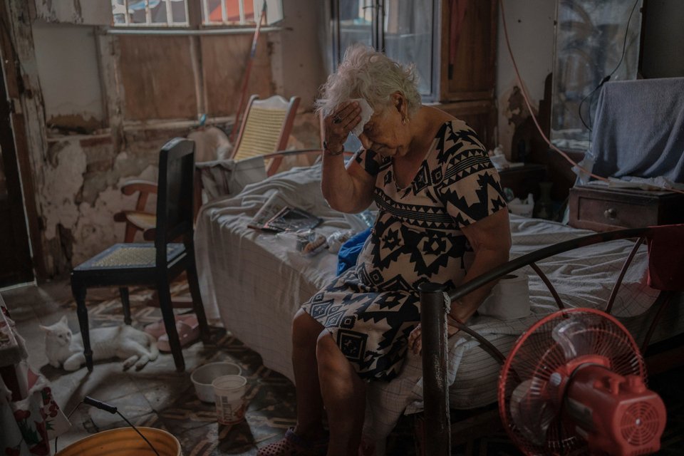 Οι κίνδυνοι για την υγεία αυξάνονται -ειδικά για τις ευπαθείς ομάδες όπως οι ηλικιωμένοι- όταν οι νυχτερινές θερμοκρασίες παραμένουν εξαιρετικά υψηλές, καθώς ο οργανισμός δεν μπορεί να ανακάμψει από τη θερμική καταπόνηση της ημέρας