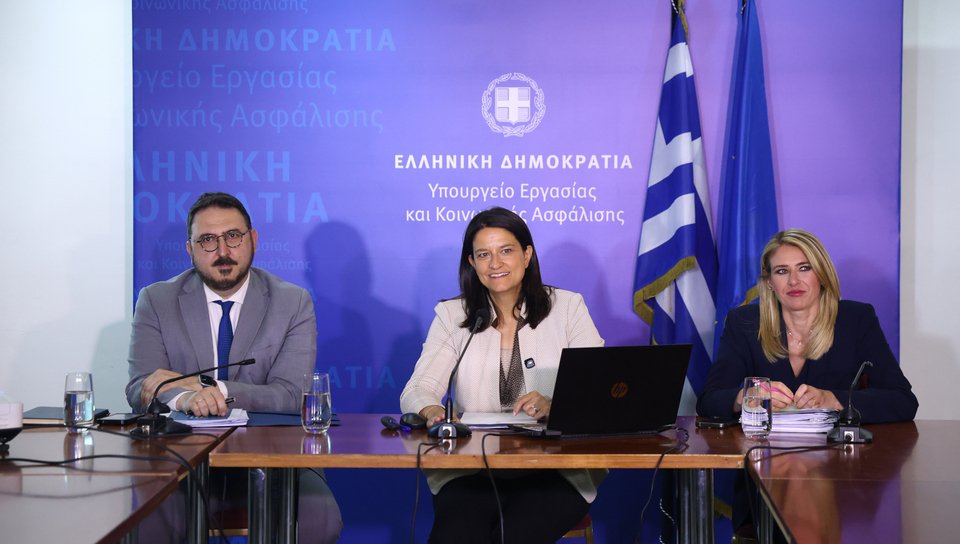 Η υπουργός Εργασίας Νίκη Κεραμέως, έχοντας δίπλα της τον γ.γ. Κοινωνικής Ασφάλισης Κωνσταντίνο Τσαγκαρόπουλο και την υφυπουργό, Άννα Ευθυμίου / Intime
