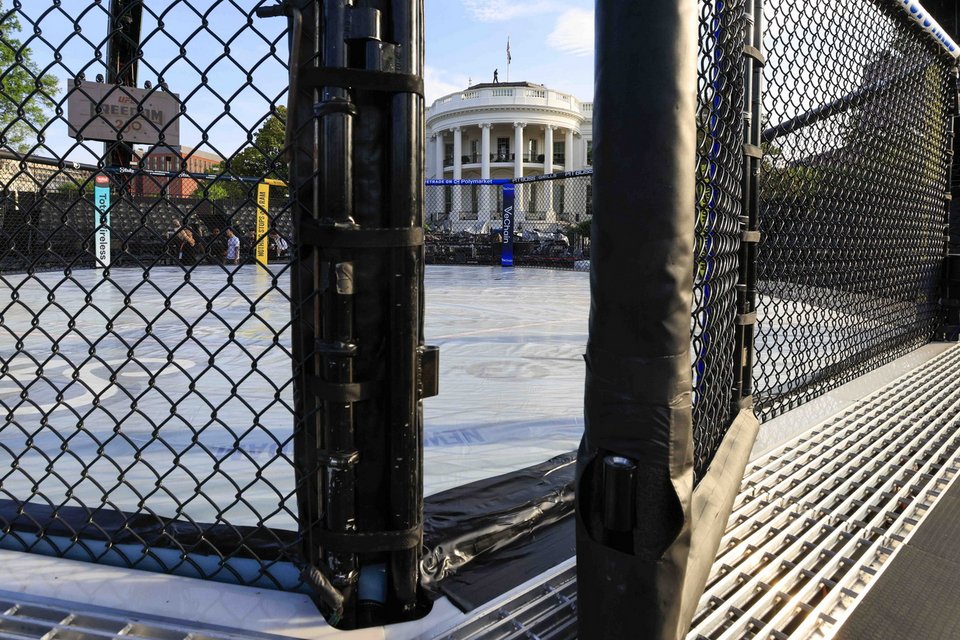 Κλουβί MMA έξω από τον Λευκό Οίκο για τις ανάγκες του UFC Freedom 250 / EPA μέσω ΑΠΕ-ΜΠΕ