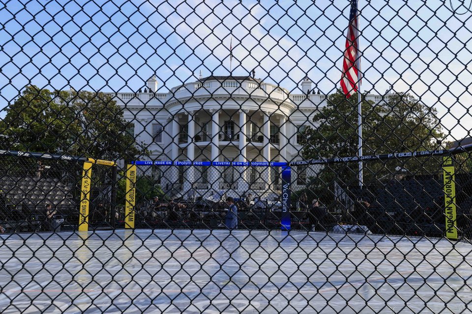 Κλουβί MMA έξω από τον Λευκό Οίκο για τις ανάγκες του UFC Freedom 250 / EPA μέσω ΑΠΕ-ΜΠΕ 