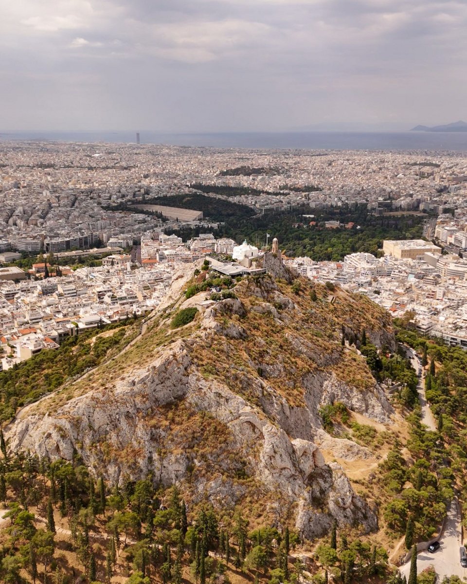 Ο λόφος του Λυκαβηττού στην Αθήνα, με φόντο τον Εθνικό Κήπο και τη θάλασσα / Δήμος Αθηναίων