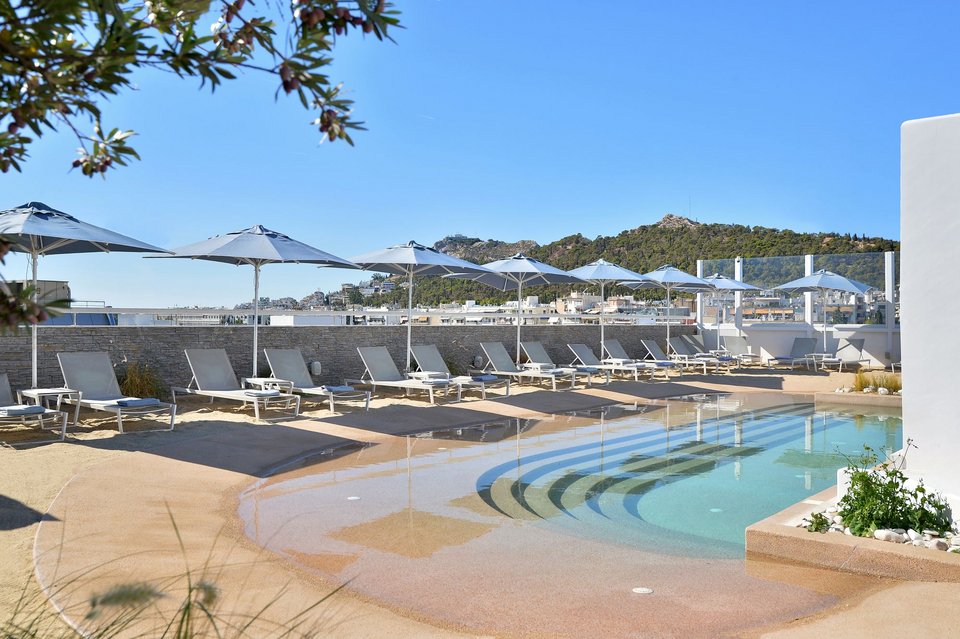 Η απόλυτη ψευδαίσθηση στο city break που φέρνει την παραλία στην ταράτσα του ξενοδοχείου Alexandros Airotel / Φωτογραφία: Airotel