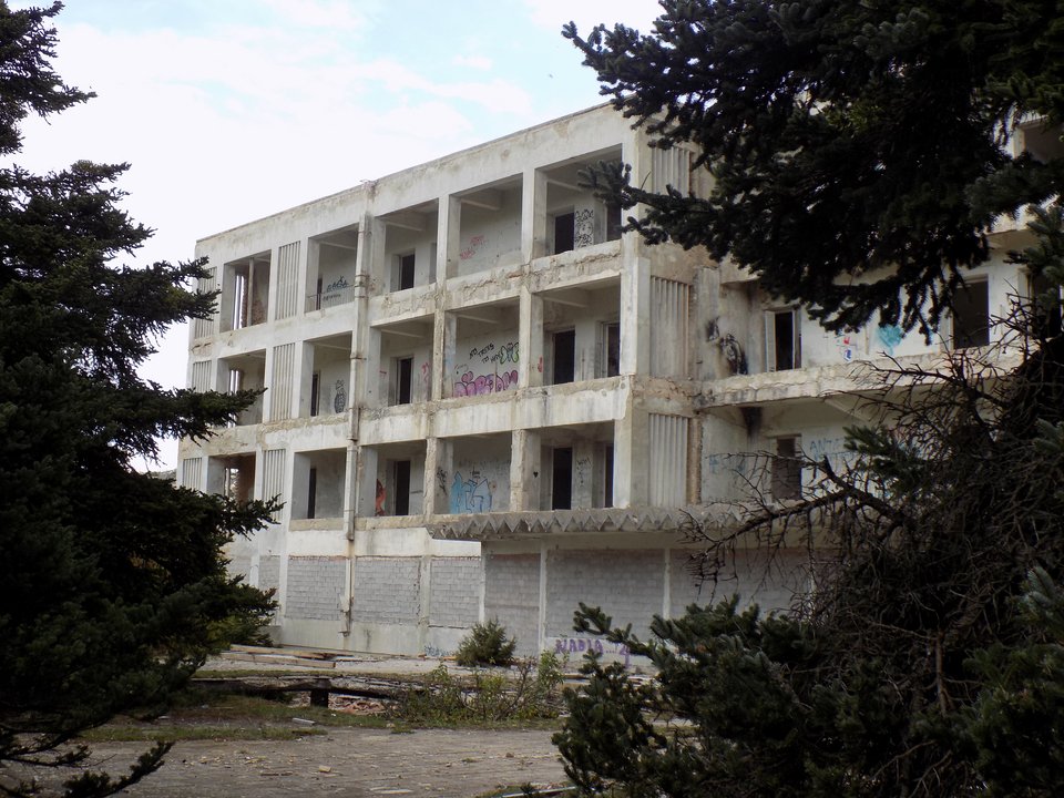 Για δεκαετίες εκατοντάδες άνθρωποι έζησαν, αγωνίστηκαν και συχνά πέθαναν μέσα στους θαλάμους του / WIKIPEDIA