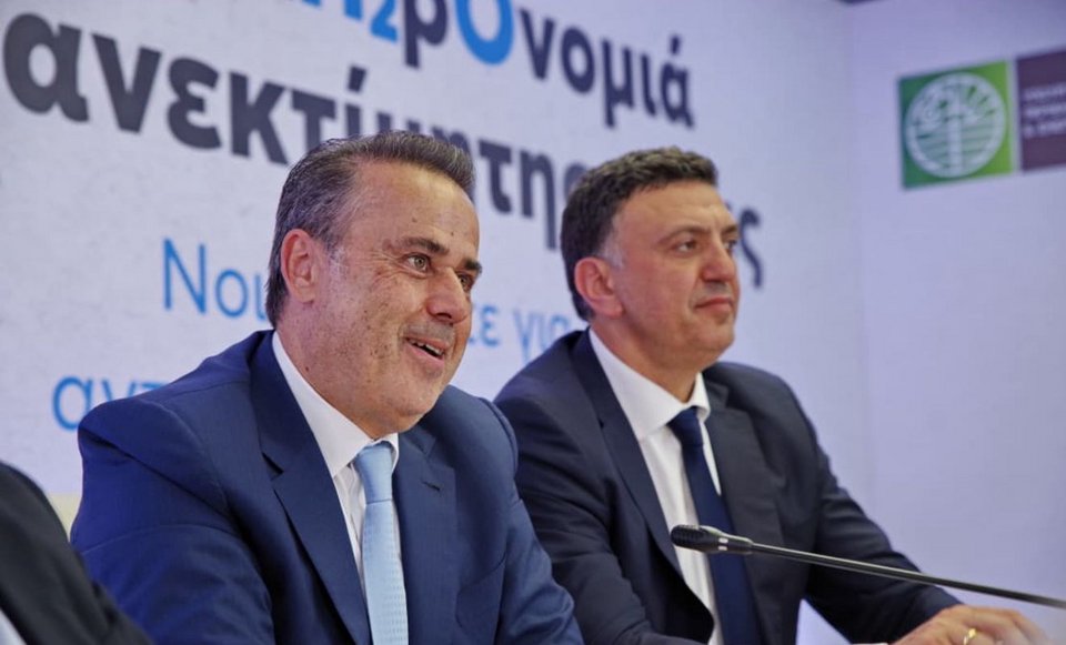 Ο υπουργός Περιβάλλοντος και Ενέργειας Σταύρος Παπασταύρου, μαζί με τον υπουργό Ναυτιλίας και Νησιωτικής Πολιτικής, Βασίλη Κικίλια