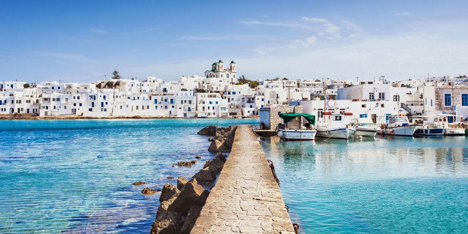 Η Πάρος βρίσκεται εδώ και χρόνια στη σκιά δύο εκ των πιο διάσημων ελληνικών νησιών, της Μυκόνου και της Σαντορίνης. Ωστόσο, η ισορροπία αυτή φαίνεται να αλλάζει / ALAMY