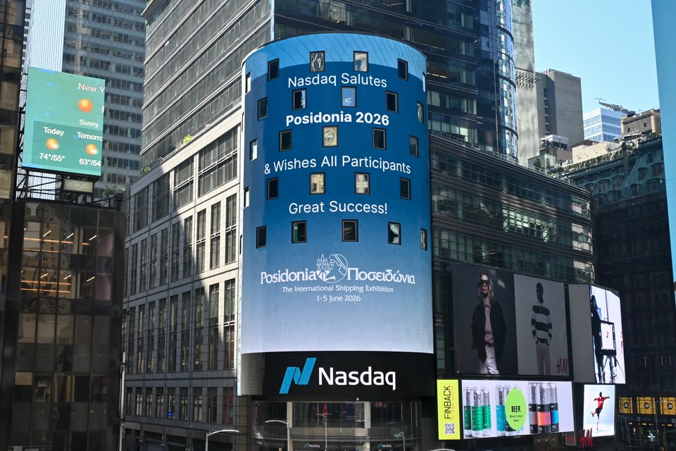O Nasdaq Tower φωτισμένος στέλνει μήνυμα στην ελληνική ναυτιλία  / Φωτογραφία: Posidonia