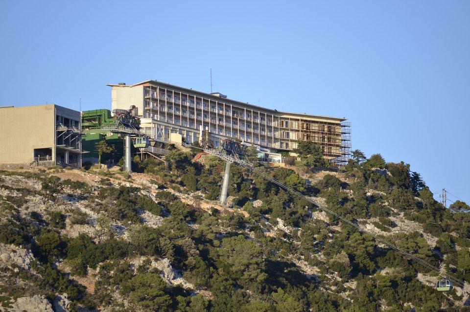 Το συγκρότημα χτίστηκε για να προσελκύσει εύπορους Ευρωπαίους επισκέπτες και να αποδείξει ότι η Ελλάδα μπορούσε να αποκτήσει ένα ορεινό θέρετρο αντάξιο των ελβετικών και γαλλικών προτύπων / WIKIPEDIA