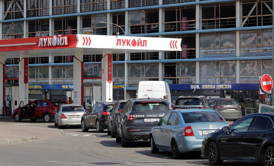 Ουρές αυτοκινήτων σε πρατήριο καυσίμων στη Μόσχα / EPA μέσω ΑΠΕ-ΜΠΕ