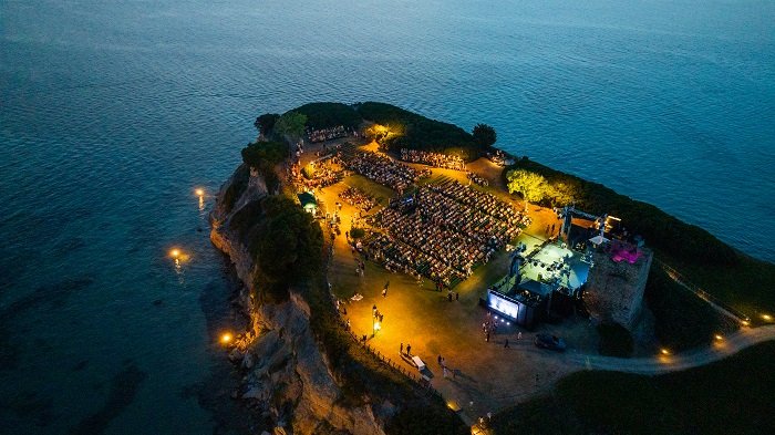 Το Sani Festival, κάθε καλοκαίρι, αποτελεί ένα από τα σημαντικότερα πολιτιστικά γεγονότα της χώρας